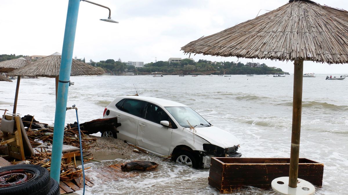 Fotky ukazující Krétu. Sever ostrova zle poničily záplavy
